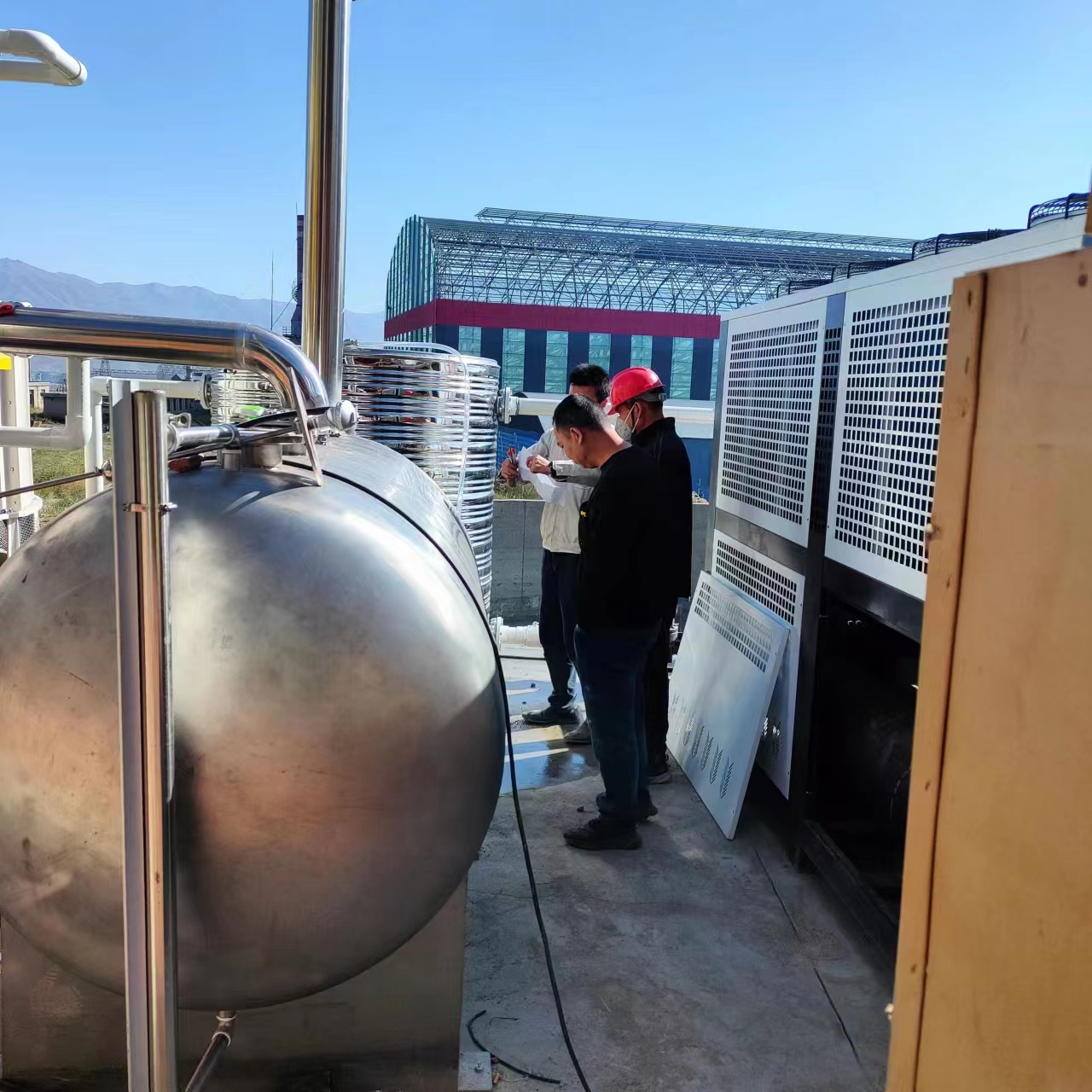 甘肅某環(huán)?？萍脊鞠?qū)拰毉h(huán)保公司定制超大容量溶劑回收機(jī)